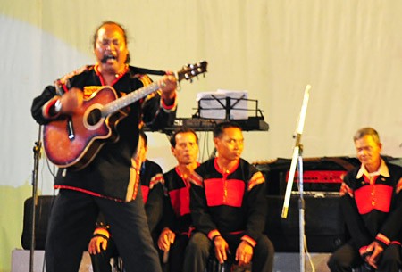 Singer Y Moan has died after a long fight with stomach cancer at his home in Buon Ma Thuot city in the Central Highlands of Dac Lac Province. Singer Y Moan has died after a long fight with stomach cancer at his home in Buon Ma Thuot city in the Central Highlands of Dac Lac Province.